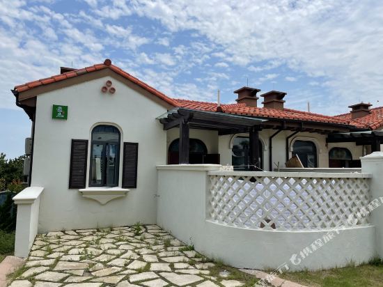 Meet Sea View Resort hotel in Caiyuan, People's Republic of China