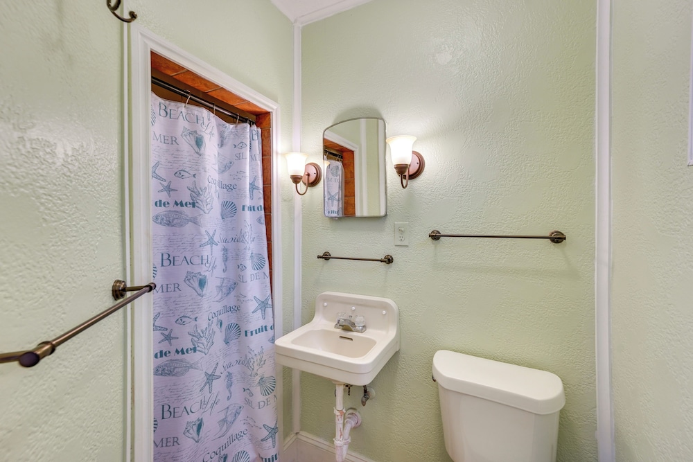Vintage Corpus Christi Home 2 Blocks From Beach - photo 27