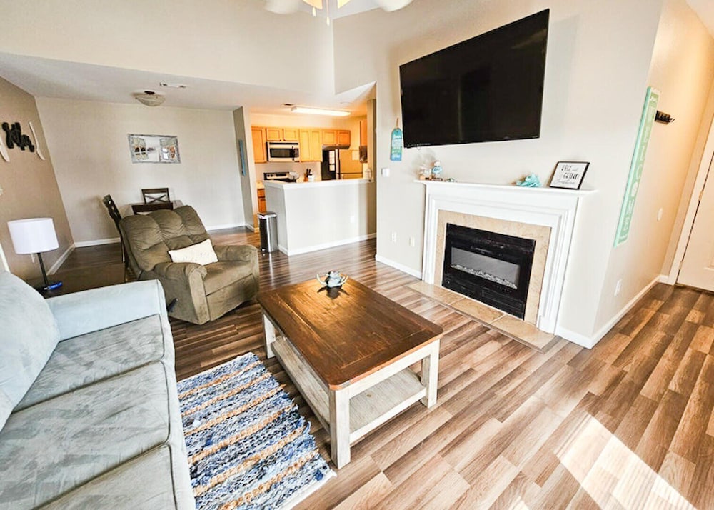2br 2ba Full Condo w Pool & Gym Sleeps 6 — 4-Star Luxury Hotel in Gulf Shores, United States
