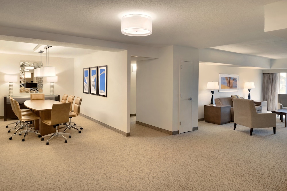 Embassy Suites by Hilton Milwaukee Brookfield - photo 10