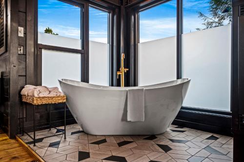 Rhinestone Cowboy: Romantic Pool Theater Top 1 in Gatlinburg, United States