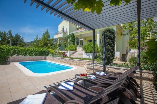 Holiday house Luna in Makarska with private pool — 4-Star Luxury Hotel in Makarska, Croatia