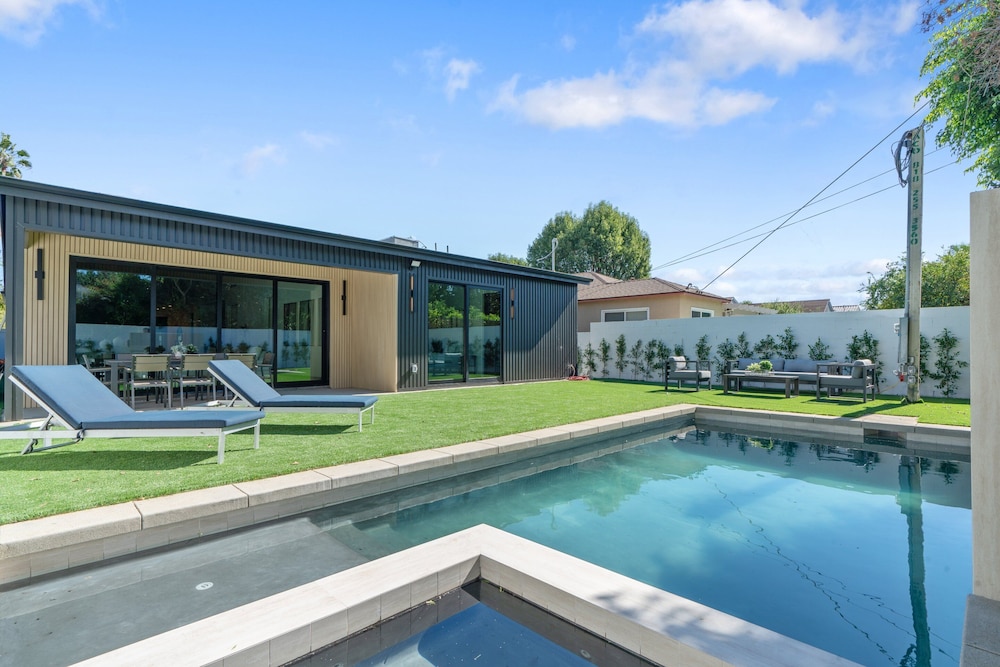 Noble Modern Urban Sanctuary in Sherman Oaks With Poolside and Patio — hotel in Van Nuys