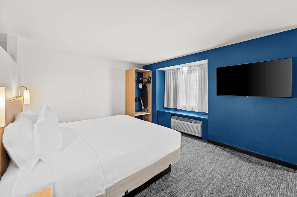 Spark by Hilton Sterling Dulles Airport - photo 17