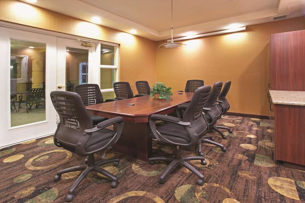 La Quinta Inn & Suites by Wyndham Albuquerque Midtown - photo 57