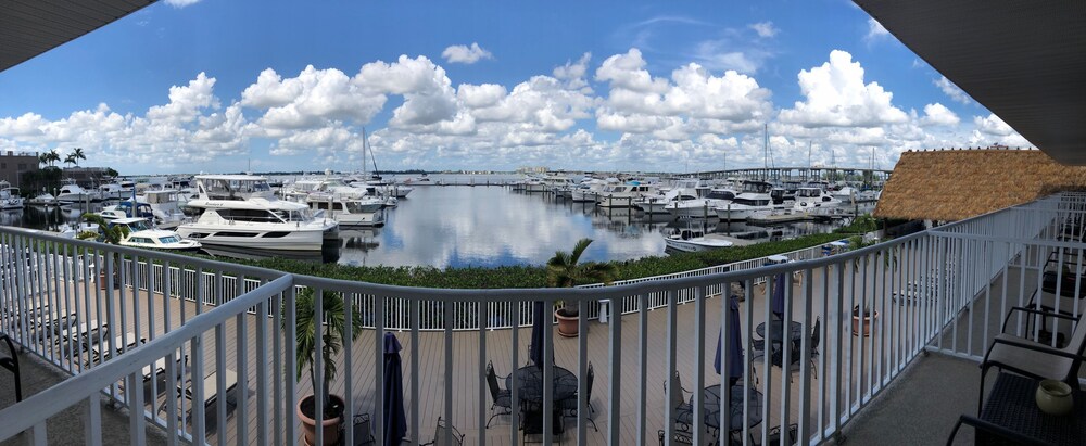 Legacy Harbour Hotel & Suites - photo 10