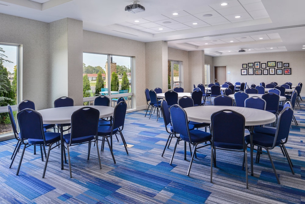 Holiday Inn Express & Suites Siloam Springs by IHG - photo 48