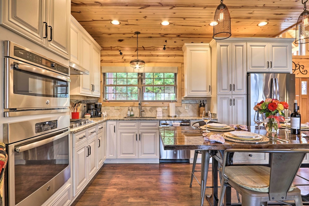 Woodsy Retreat with Fire Pit And Resort Amenities - photo 5