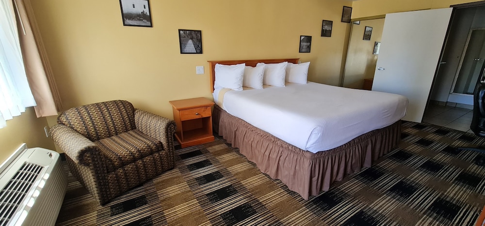 Oakridge Inn & Suites - photo 13