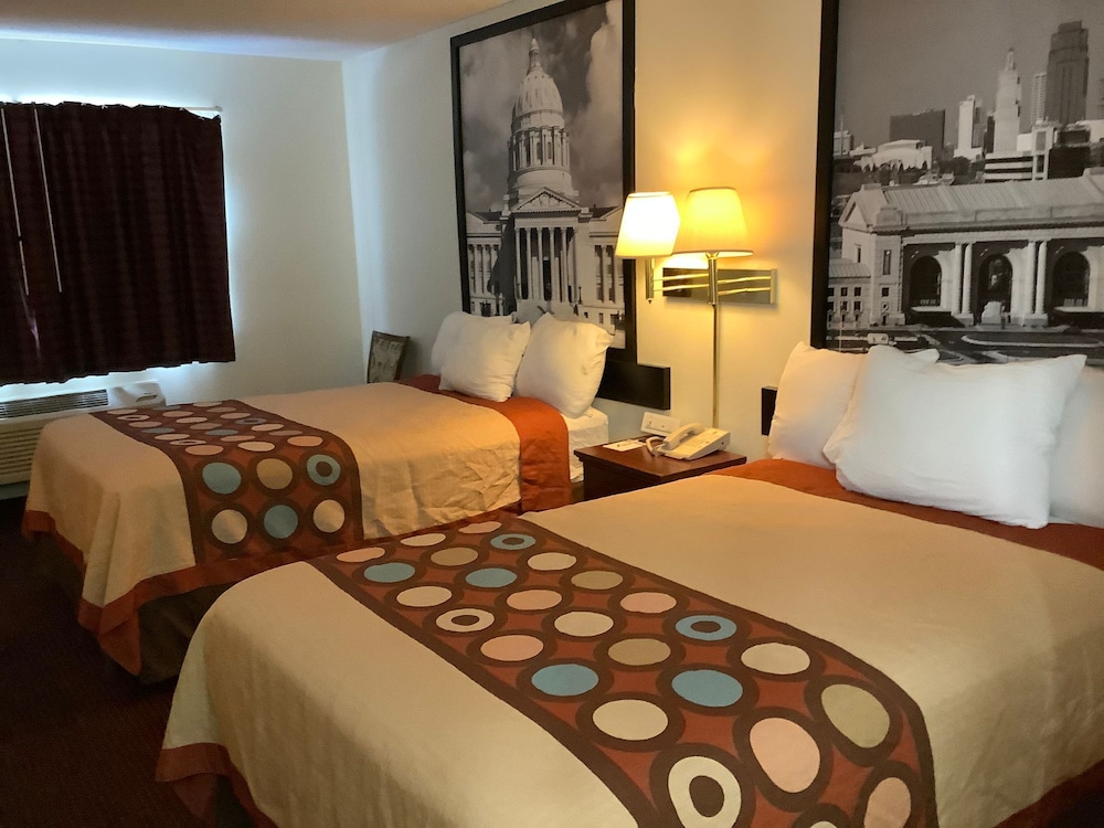 Super 8 by Wyndham Riverside Kansas City - photo 3