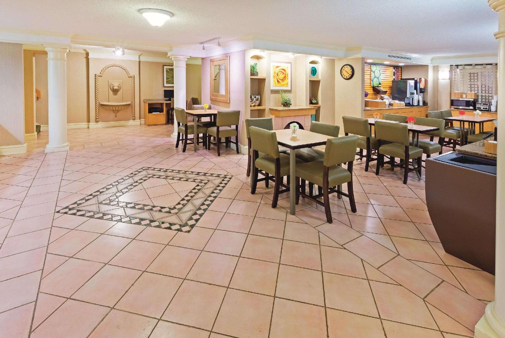 Baymont by Wyndham Lubbock Downtown Civic Center - photo 12