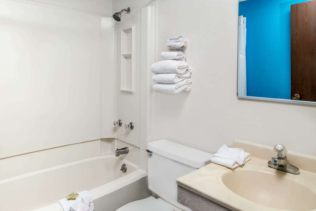 Super 8 by Wyndham Lincoln West - photo 9