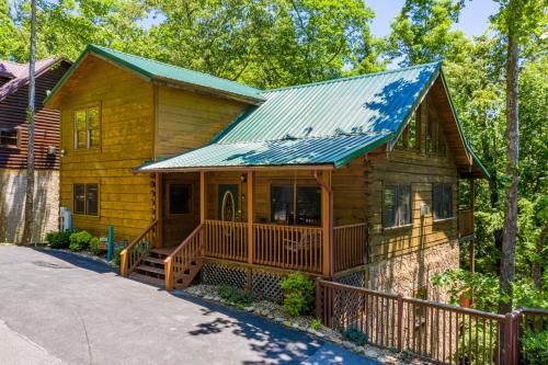 Log Inn 5 bed 3 bath group cabin in Gatlinburg with game room and hot tub seasonal resort pool in Gatlinburg, United States