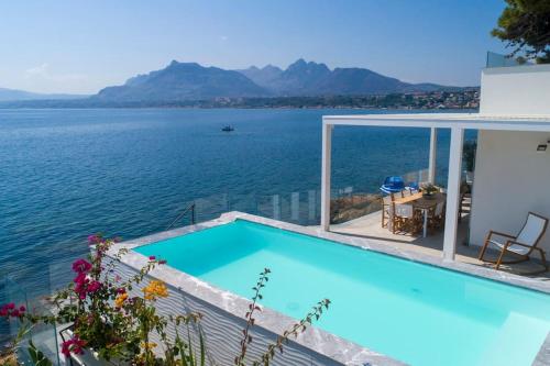Design house with pool & direct access to the sea — 4-Star Luxury Hotel in Santa Flavia, Italy