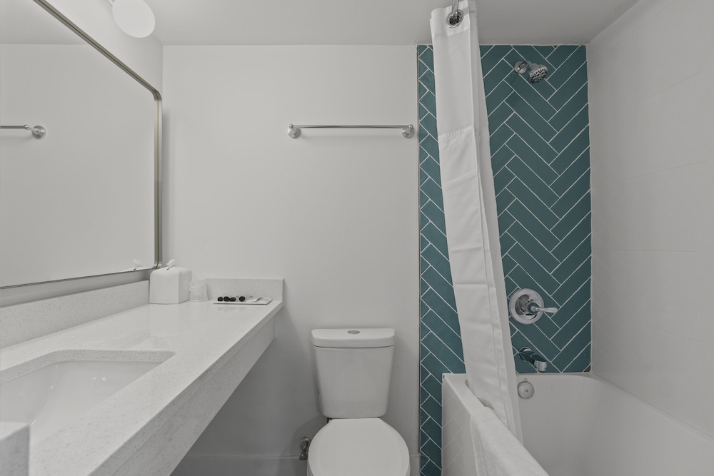 Fin's Inn & Suites - photo 14