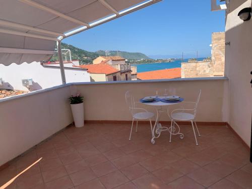 La vista al di sopra dei tetti — 4-Star Luxury Hotel in Cefalu, Italy