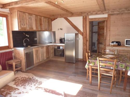Premier Etage D'une Ferme Renovee — hotel in Passy