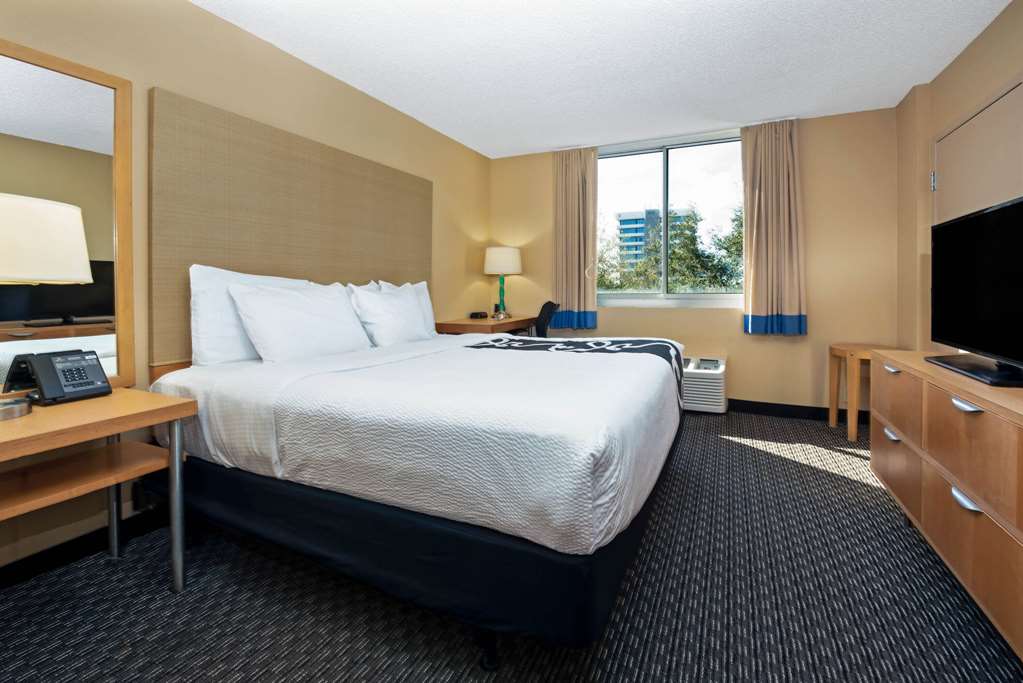 La Quinta Inn & Suites by Wyndham West Palm Beach Airport - photo 14