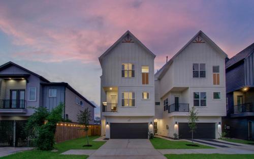 Chic & Central 3BD Townhouse Mins to DT & Midtown — 4-Star Luxury Hotel in Houston, United States