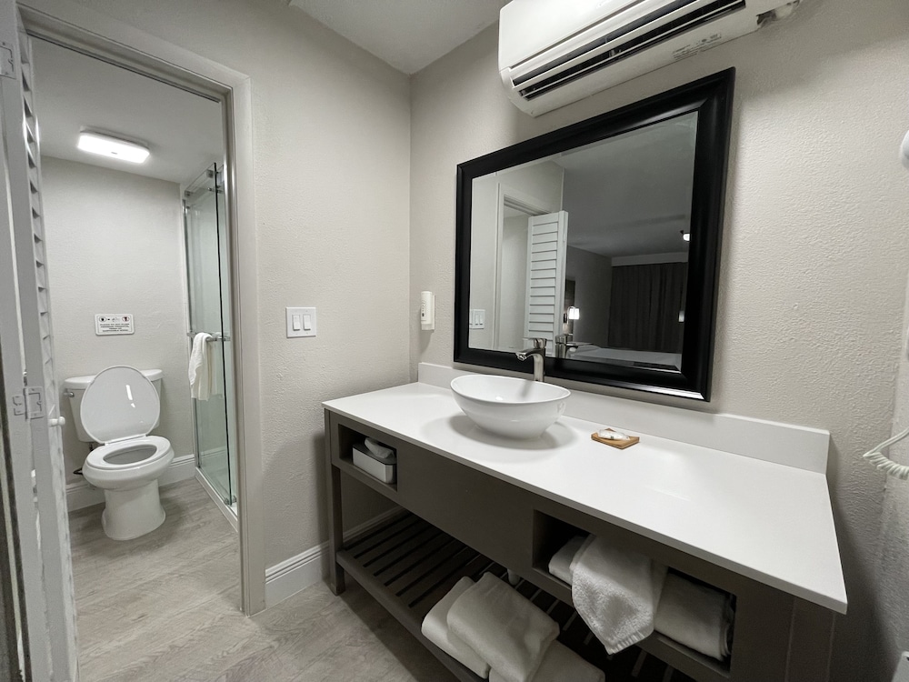 Quality Inn & Suites Airport Cruise Port Hollywood - photo 48