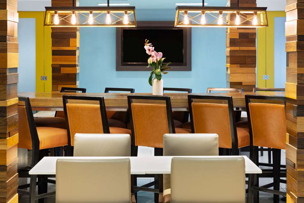 La Quinta Inn & Suites by Wyndham Atlanta Airport North - photo 11