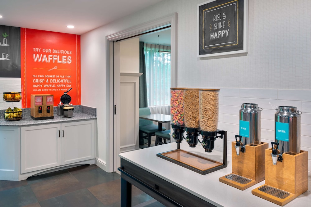 Hampton Inn Hartford Airport - photo 31