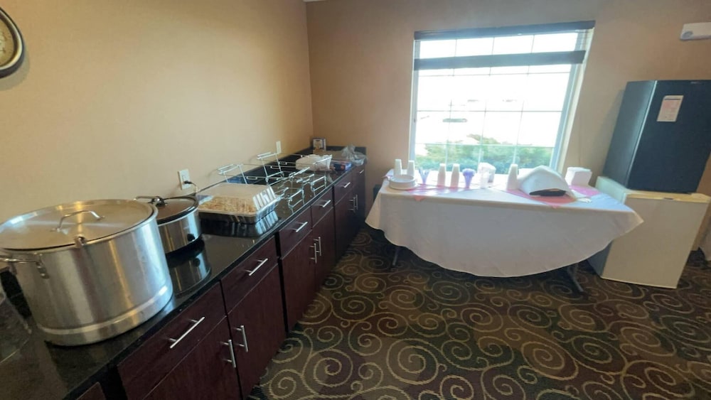Cobblestone Inn & Suites Schuyler - photo 58