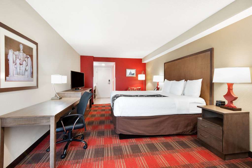 La Quinta Inn & Suites by Wyndham DC Metro Capital Beltway - photo 50