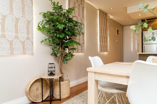 Panoramic Ocean View Beachfront Top floor 2 bed Big Bay 212 Eden on the Bay