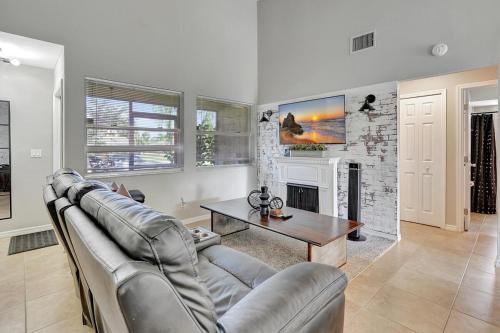 Rustic Urban Escape Serene Home near the Beach — 4-Star Luxury Hotel in Cape Coral, United States