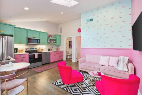 Barbie Dream Condo Near Restaurants Coffee and Bar — 4-Star Luxury Hotel in Nashville, United States
