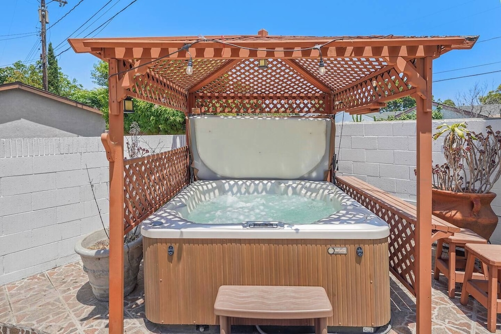 5 Br Jacuzzi Disney Knotts Beach 21428083 — Norwalk