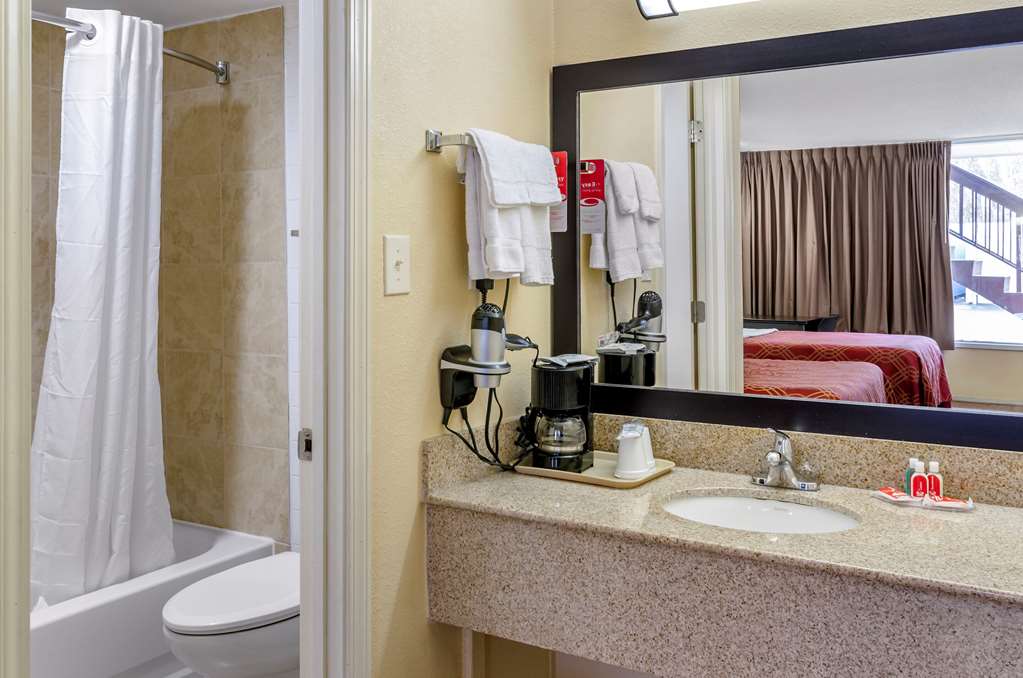 Econo Lodge Roanoke Civic Center - photo 13