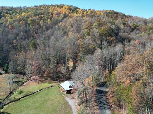 Wears Valley Cabin on 5 Acres Hot Tub Pets — 4-Star Luxury Hotel in Sevierville, United States