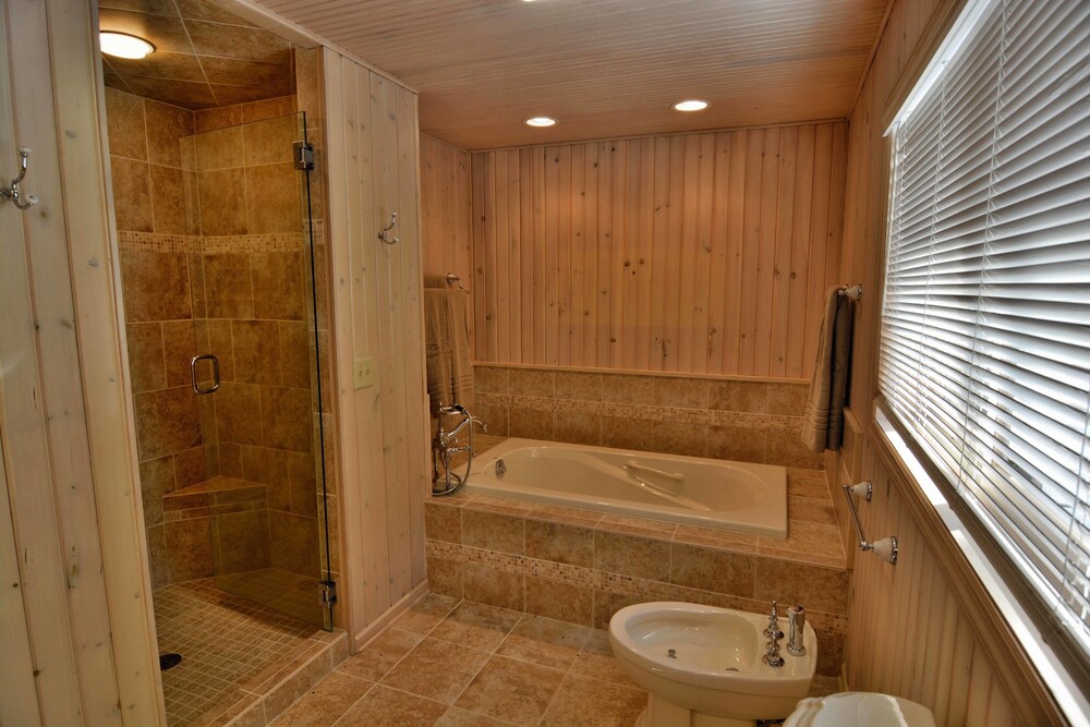 Serenity On Lake Owen 5 Bedroom Hotel Room by RedAwning - photo 35