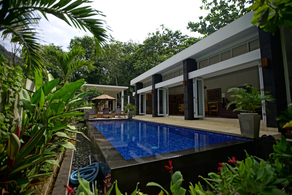 Narvik Villa — 4-Star Luxury Hotel in Senggigi, Indonesia