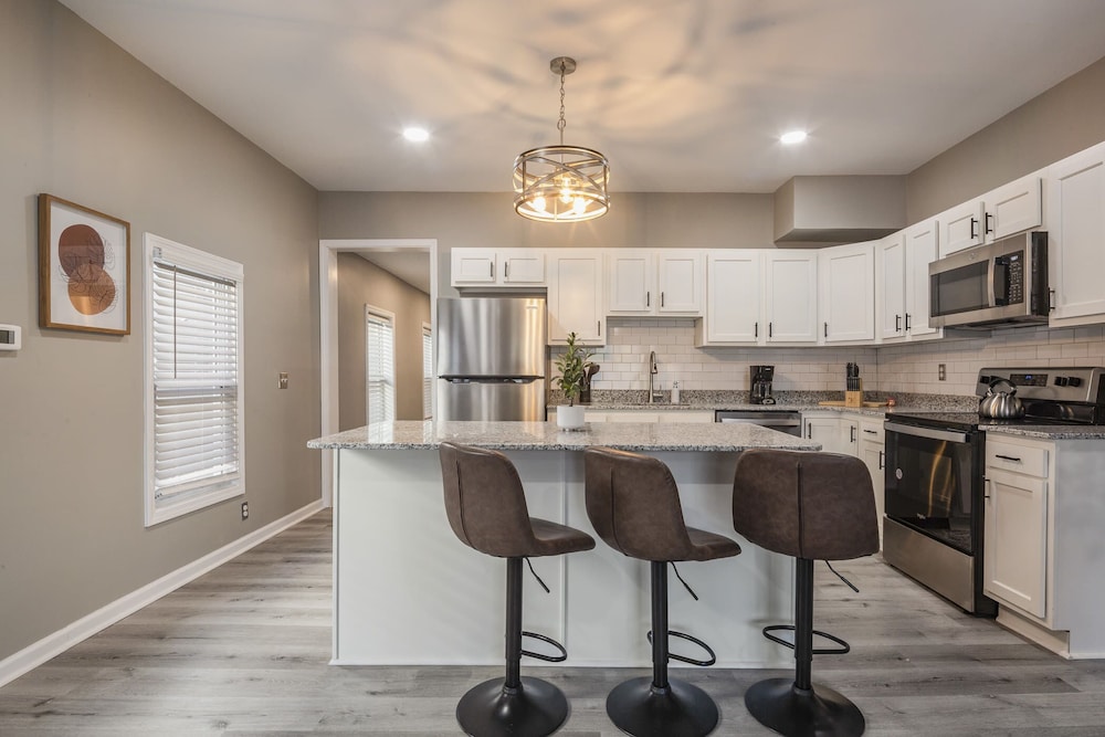 Newly renovated 4BR CozySuites - photo 21