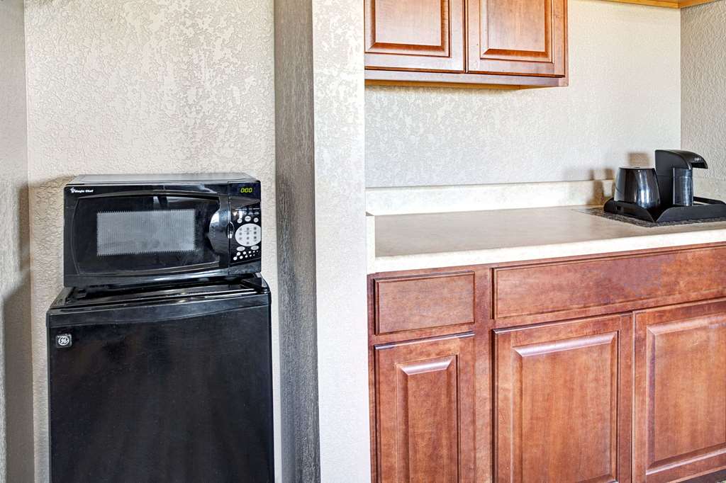 Super 8 by Wyndham Roseville Detroit Area - photo 17
