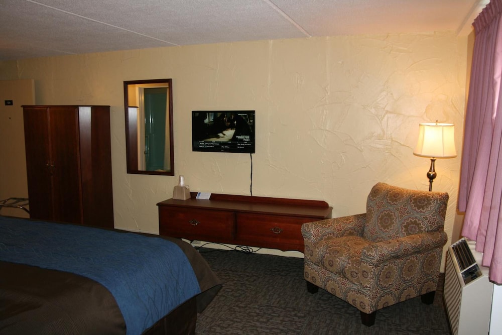 Bangor Inn & Suites - photo 10