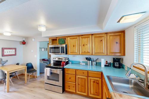 Beaches Inn Buccaneer Bay Bungalow - photo 8