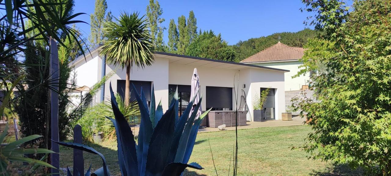 La Villa O Bois Billard & Baby Foot Face a la Foret — 4-Star Luxury Hotel in Semeac, France