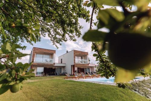 Iris Croatica J deluxe apartment with shared pool awarded BEST APARTMENT IN CROATIA 2024 — 4-Star Luxury Hotel in Oroslavje, Croatia