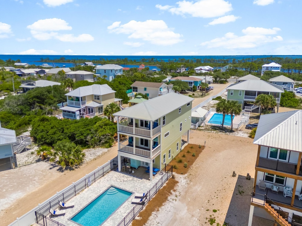 Pet Friendly Beach House Beach Hop — 4-Star Luxury Hotel in Port Saint Joe, United States