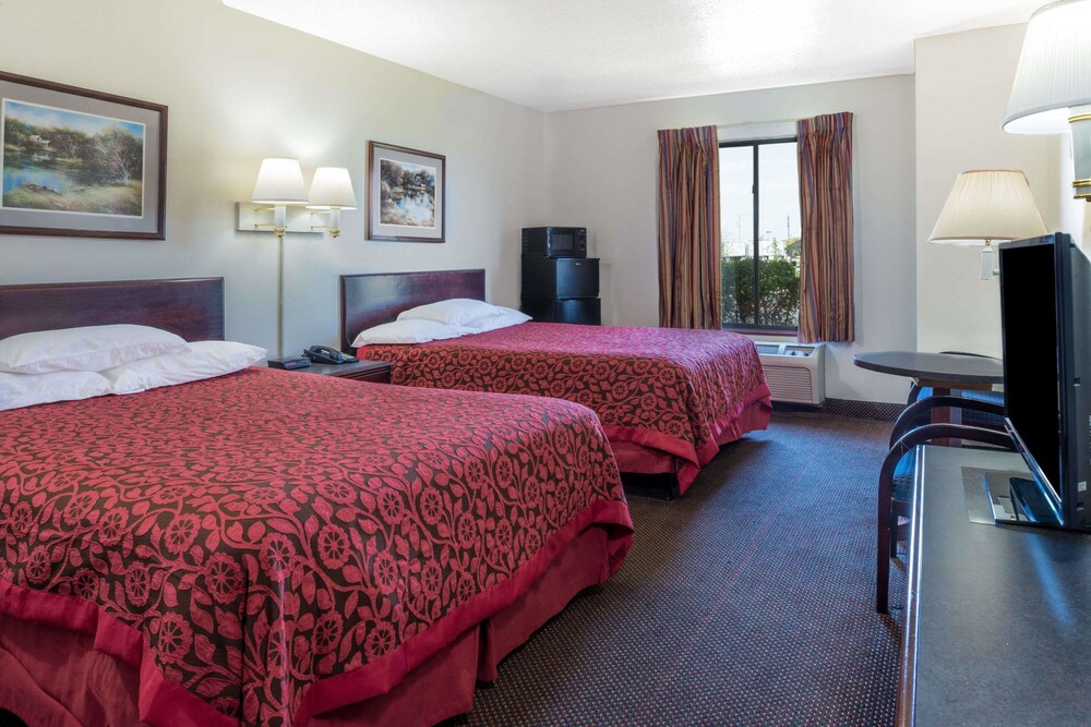 Days Inn by Wyndham Pontoon Beach - photo 6