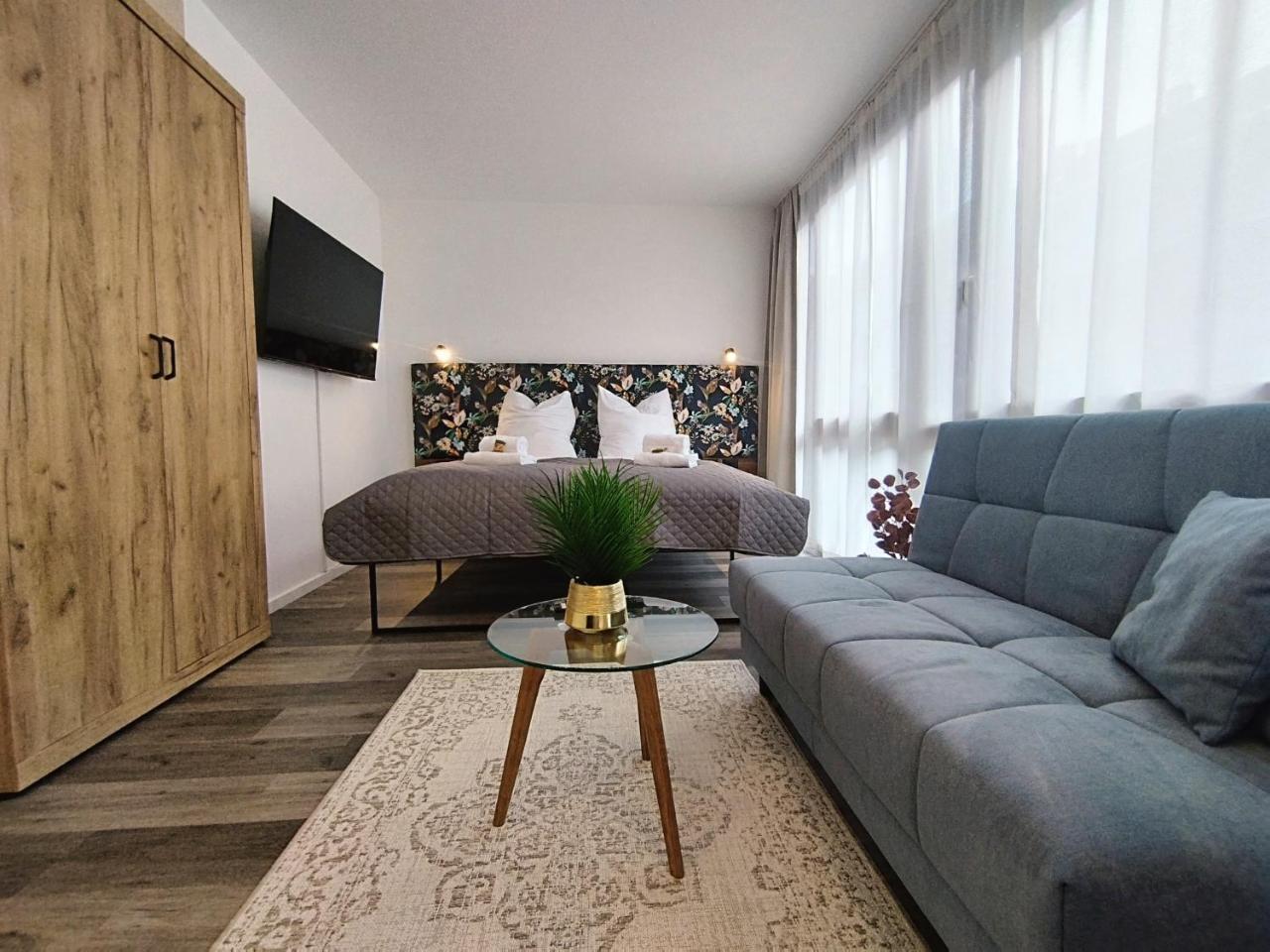 Design Apartmenthaus für bis zu 12 modern Dachterrasse Grill ruhige Lage Disney plus Wii LAN und WLAN — 4-Star Luxury Hotel in Nuernberg, Germany
