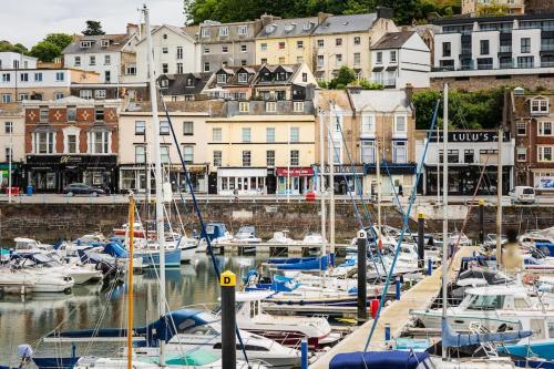 Blue Skies Apartment Marina Views — 4-Star Luxury Hotel in Torquay, United Kingdom