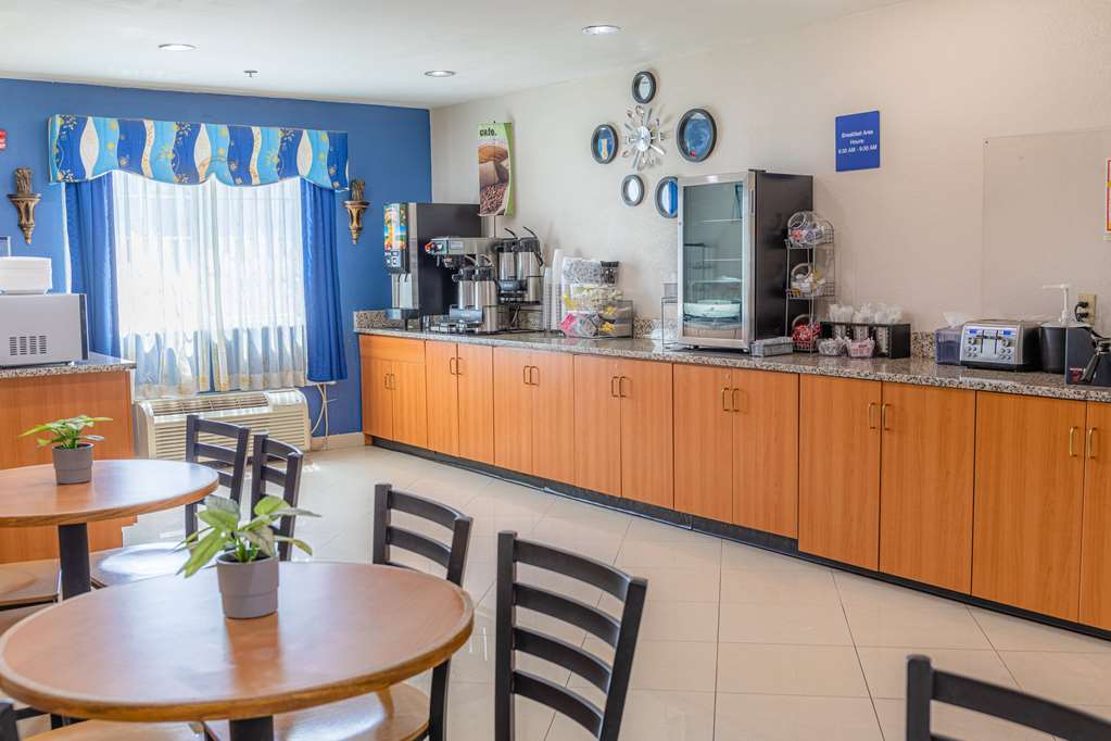 Microtel Inn & Suites by Wyndham Kingsland Naval Base I 95 - photo 17