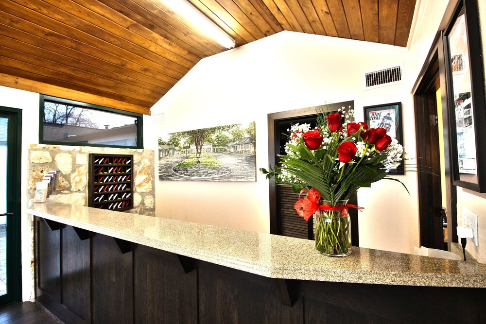 Peach Tree Inn & Suites - photo 3