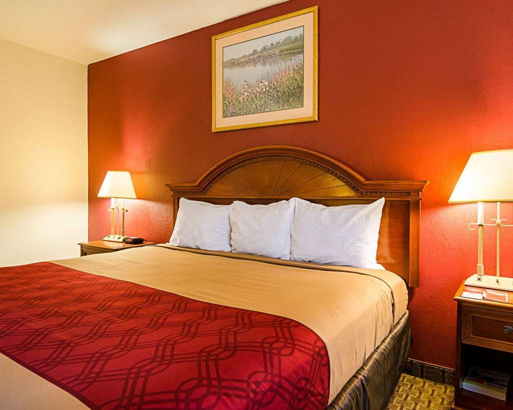 Econo Lodge Richmond North - photo 17