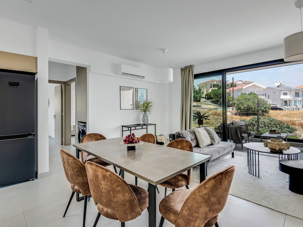 Sanders Elgio Generous 2 bdr Apt w Balcony